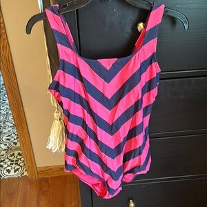 Like new Lands End no pull one piece; sz 8
